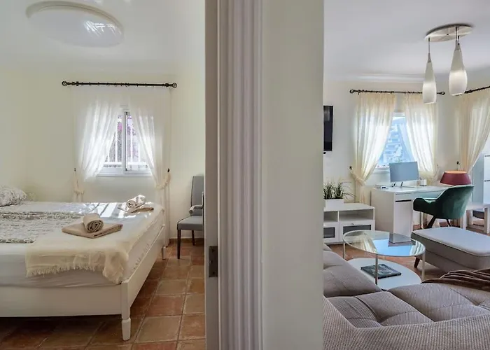 Apartment 3brd Oceanview Cliff Haven